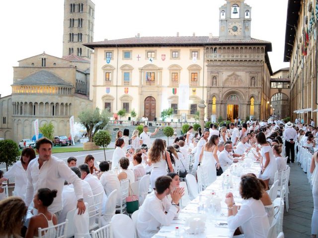 https://www.visiteguidatearezzo.it/wp-content/uploads/2019/05/cenainbianco-640x480.jpg